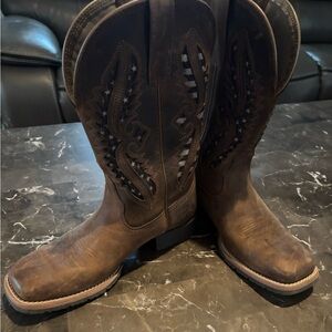 ARIAT Women’s Boots
Almost New!
US design on Boots
Se habla español